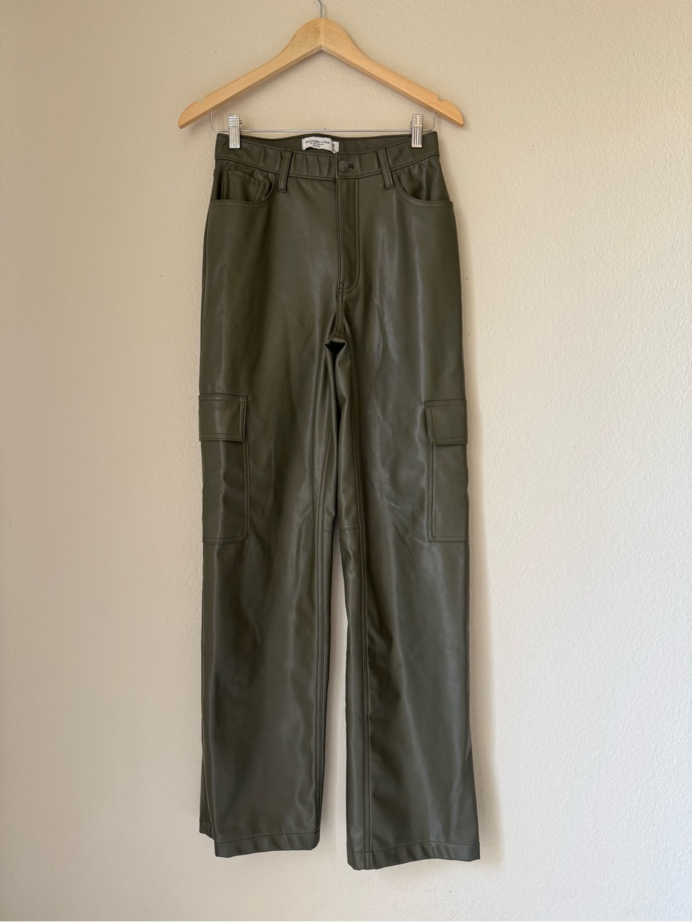 Abercrombie and Fitch Curve Love Vegan Leather Cargo 90s Relaxed Pants in Olive - Picture 5 of 14